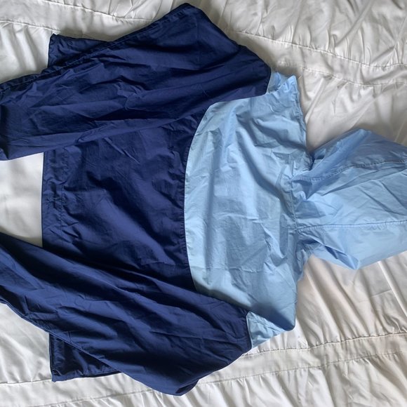 Nike Women's Cropped Hooded Windbreaker - Picture 2 of 3